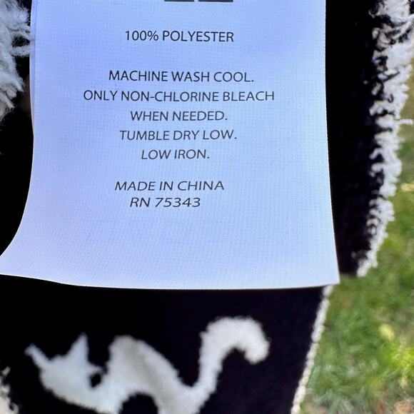 Novogratz Black Cats White Halloween 50 X 60" Throw Blanket Reversible TikTok - Picture 5 of 8